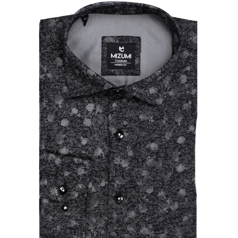 Camisa doblada con detalle del diseño en tonos grises y botones.