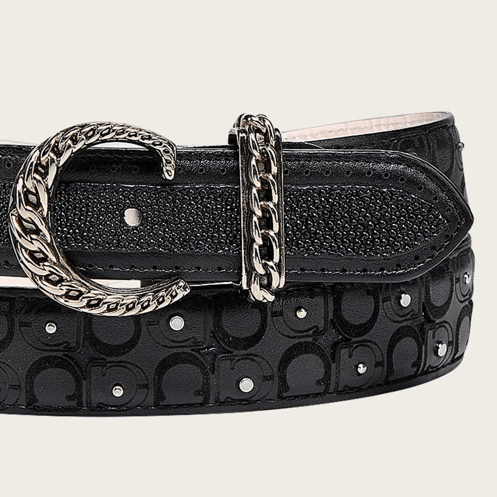 Detalle cercano de la hebilla con diseño de cadena y correa texturizada.