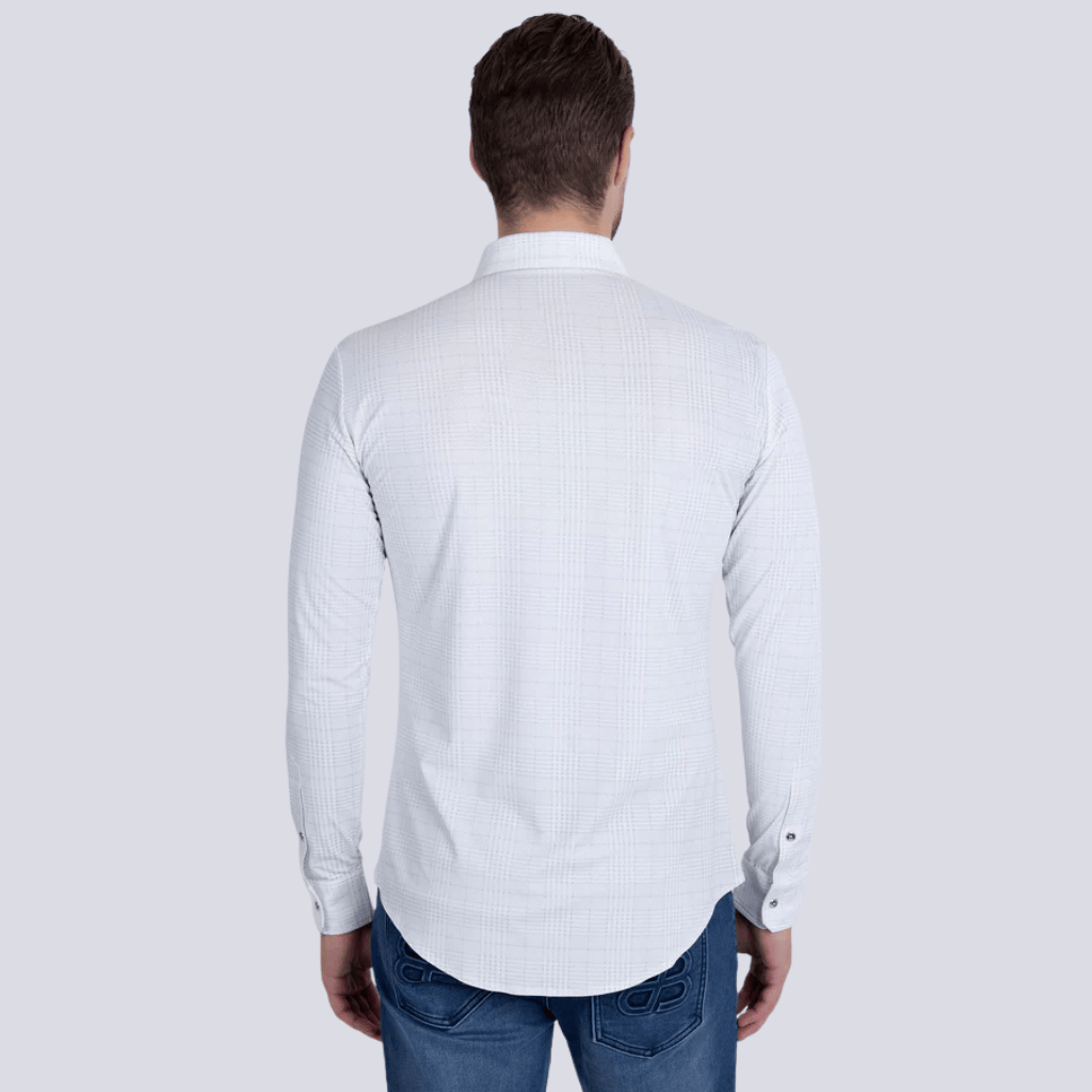 Vista trasera mostrando el ajuste slim y la caída limpia de la prenda.