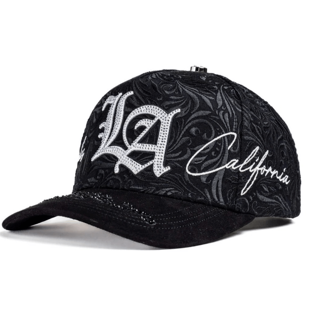 Perfil mostrando bordado frontal y firma lateral.