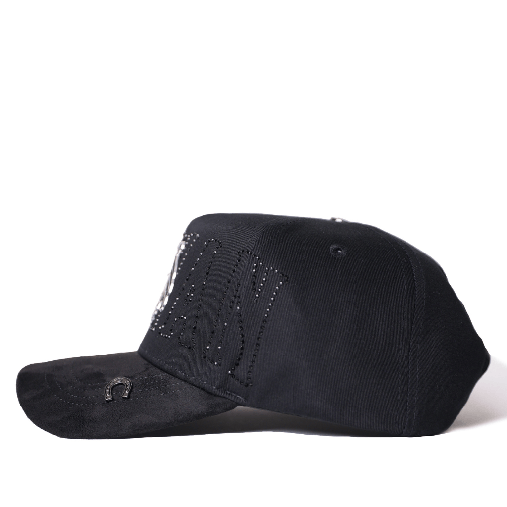 Vista lateral derecha de la gorra.