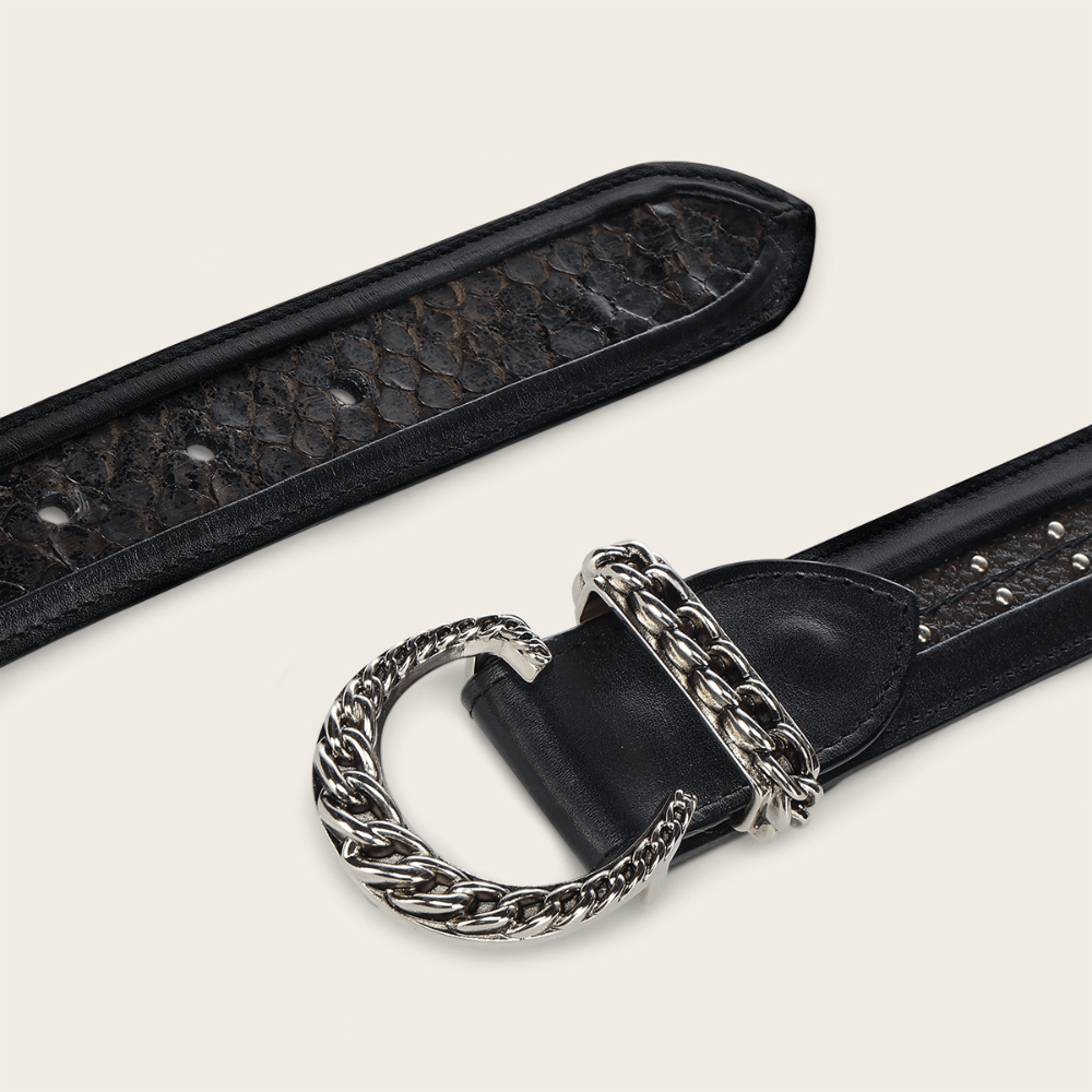 Vista lateral mostrando su textura de piel exótica y el brillo de la hebilla.