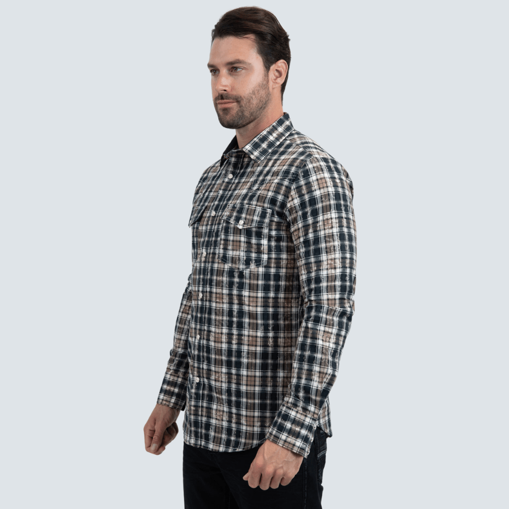 El modelo de lado mostrando la caída, el corte y el ajuste de la camisa.