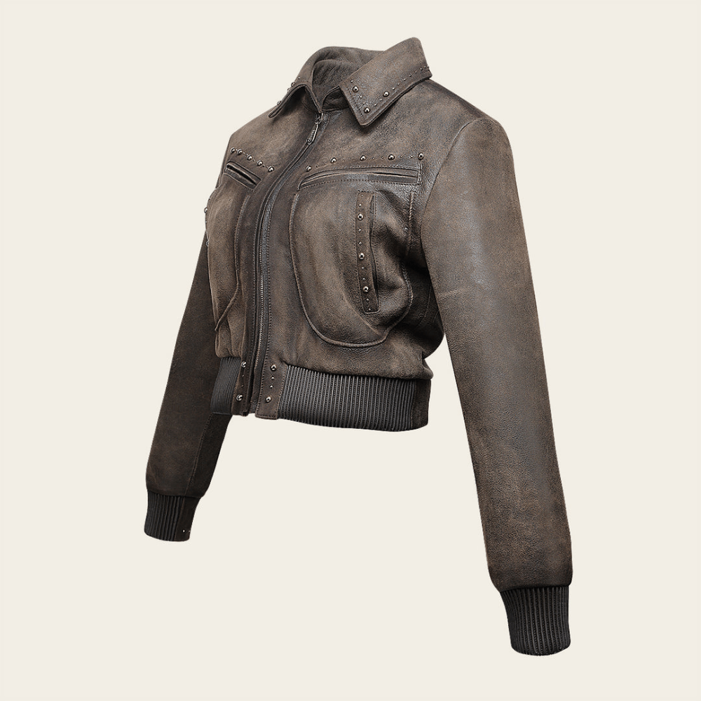 Vista lateral que resalta el corte ajustado, el cuello tipo camisa.