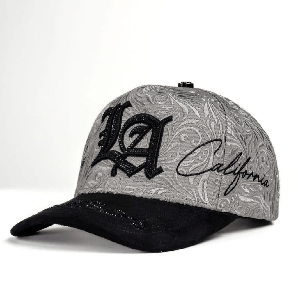 Perfil mostrando bordado frontal y firma lateral.