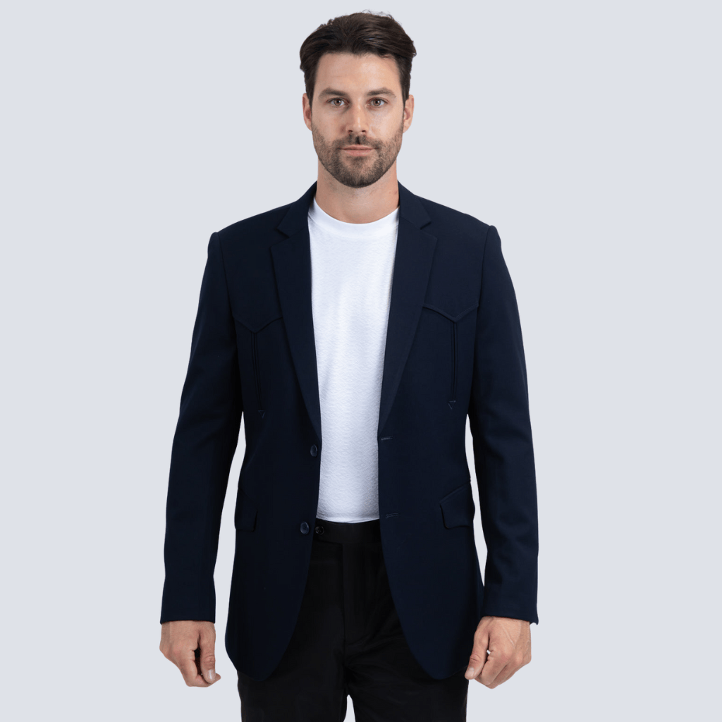 Hombre vistiendo el saco Platini azul marino con playera blanca.