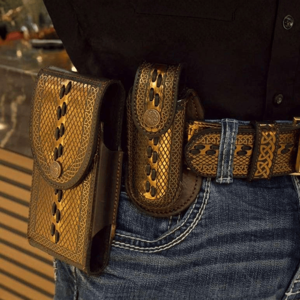 Funda colocada en el cinturón, mostrando su uso y estilo vaquero.