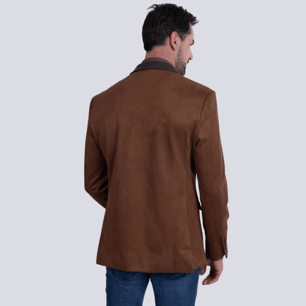 Vista trasera del blazer mostrando la estructura y el corte limpio.