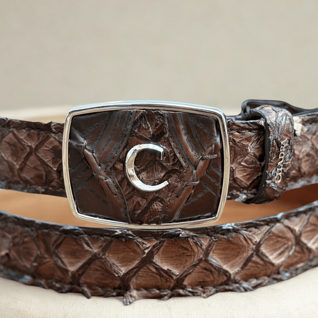 Close-up de la hebilla plateada y el detalle de la piel.