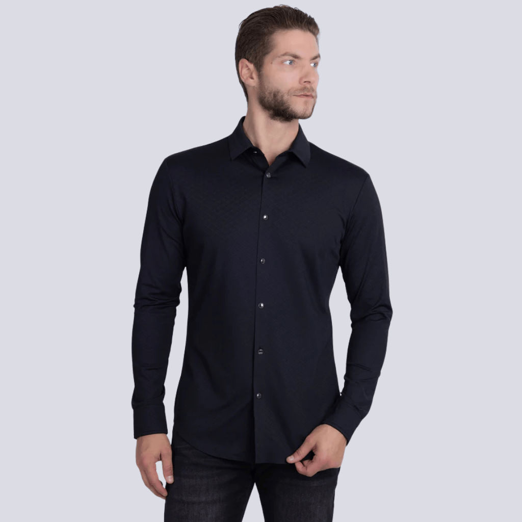 Vista en ángulo que resalta el corte slim y la textura sutil del diseño.