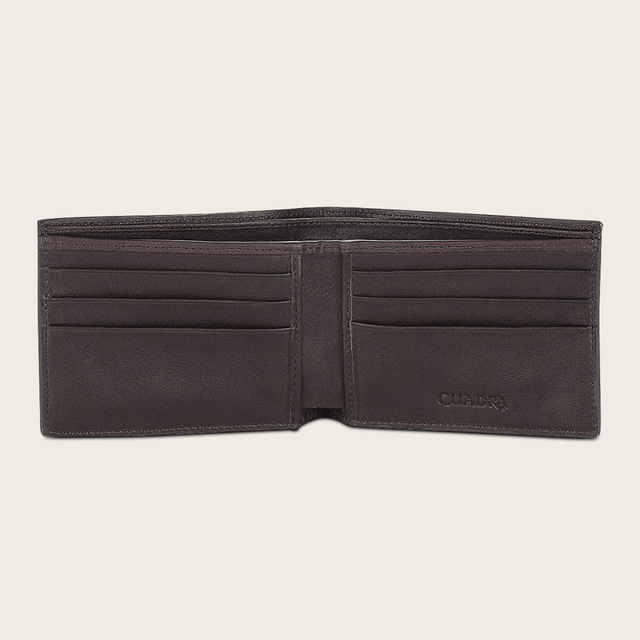 La cartera se muestra abierta, su interior con ocho tarjeteros.