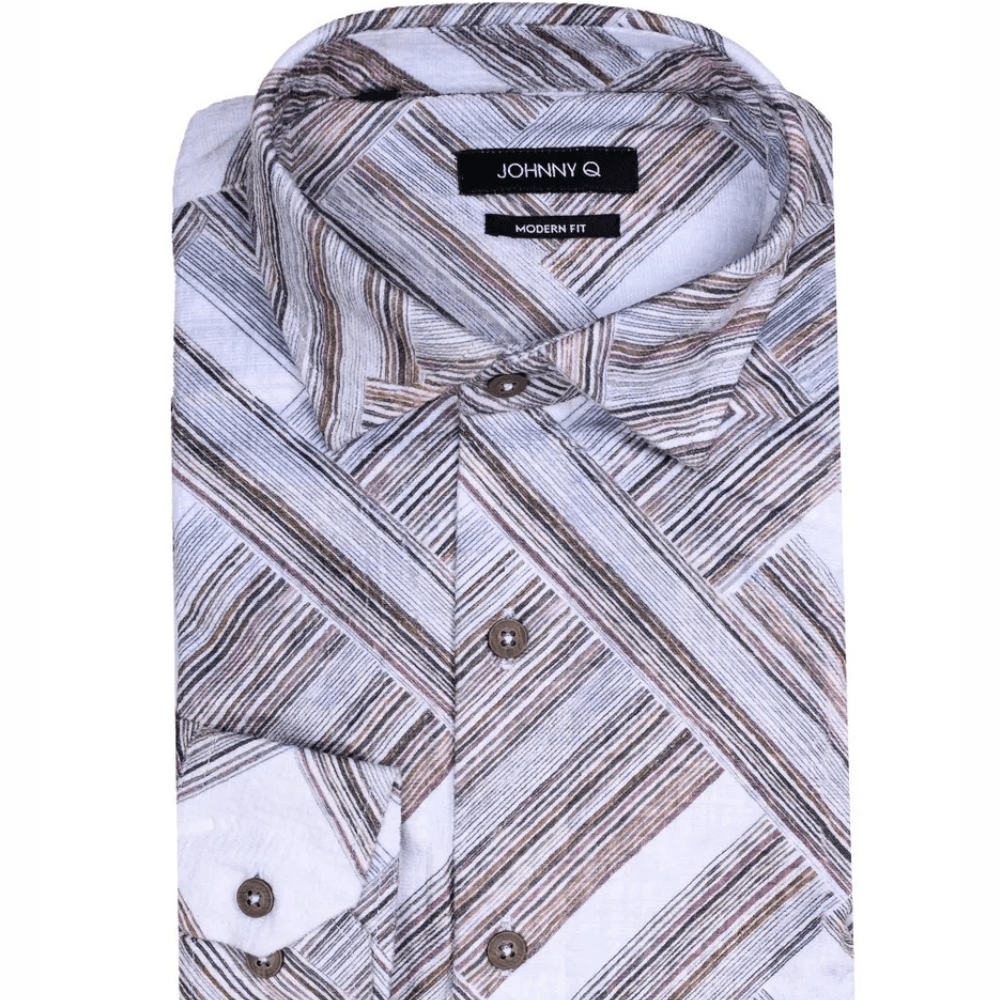 Camisa doblada con detalle del patrón lineal y botones contrastantes.