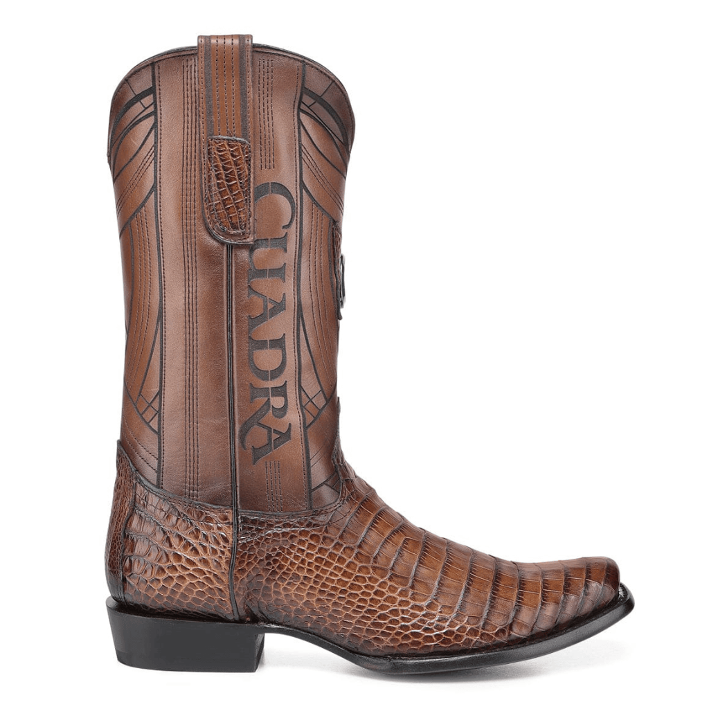 Vista lateral derecha de la bota mostrando caña y bordados.