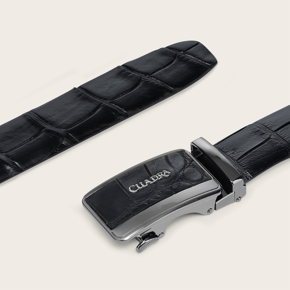 Vista lateral que resalta el brillo de la piel exótica y la elegancia del herraje.