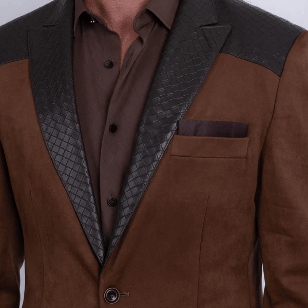 Acercamiento al pecho destacando la solapa contrastante y bolsillo tipo ojal.