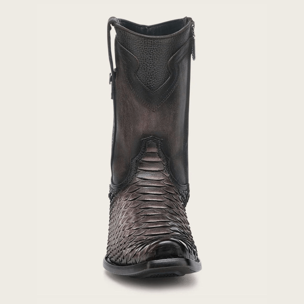 Vista frontal de la bota, destacando la textura pronunciada de las escamas.