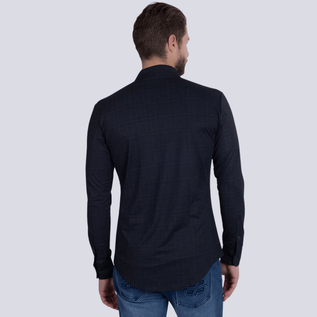 Vista trasera mostrando el ajuste slim y la caída limpia de la prenda.