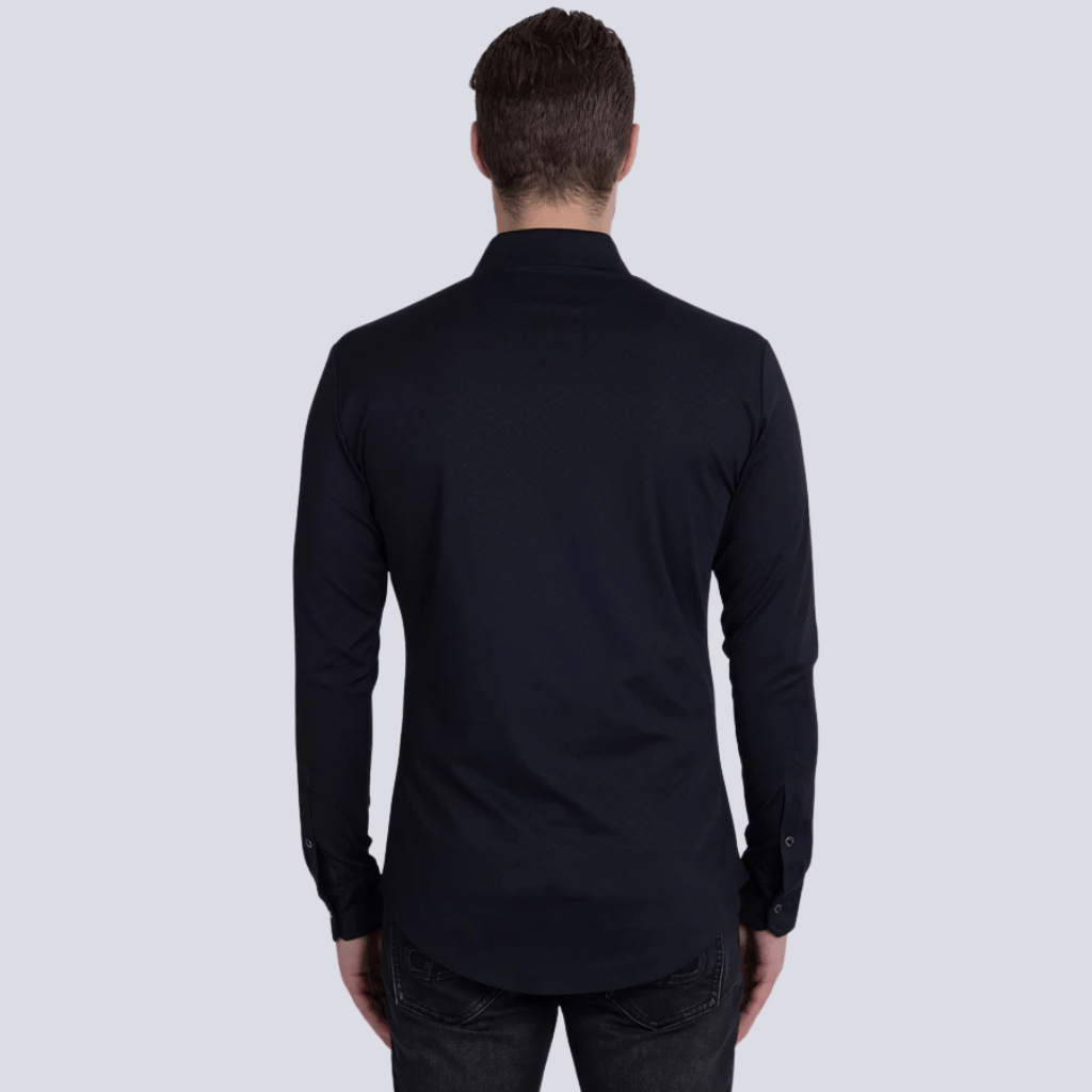 Vista trasera mostrando la caída limpia y estructura definida.