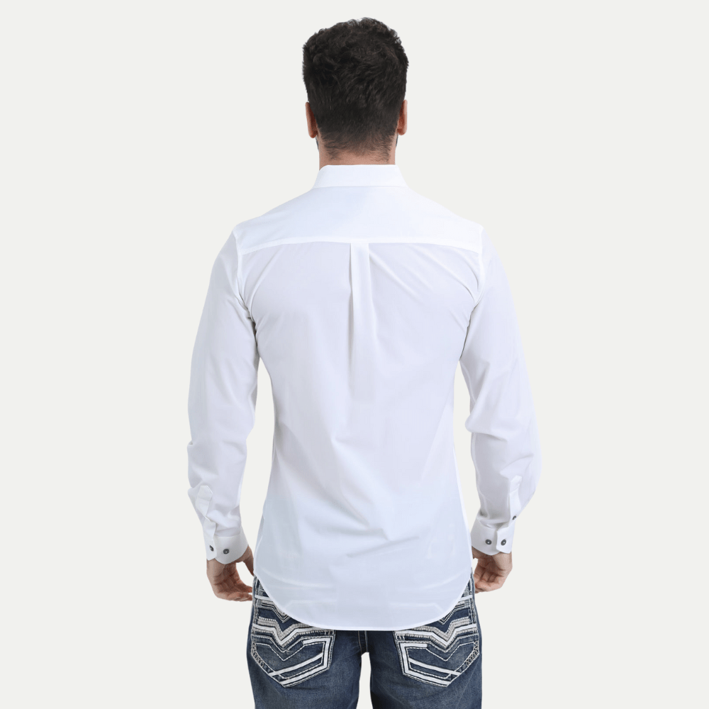 Vista posterior que resalta el corte limpio y estructura de la prenda.