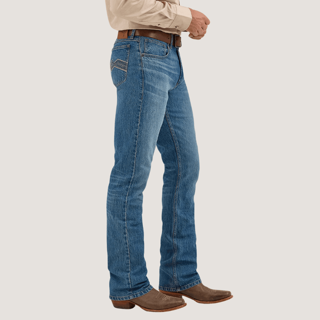 Vista lateral: destaca la caída natural y la amplitud del bootcut.