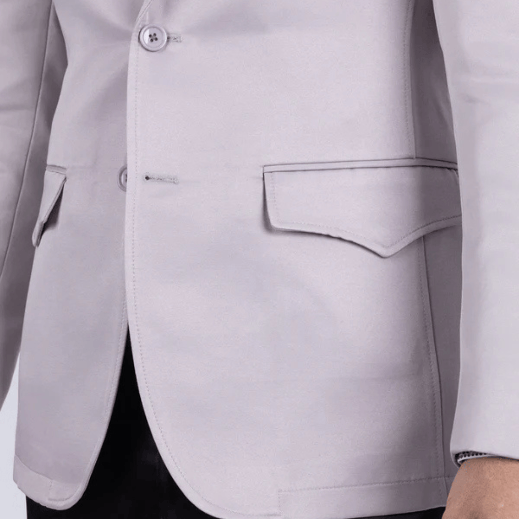 Detalle del blazer mostrando el bolsillo y el corte frontal.
