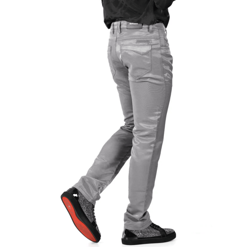 Vista trasera/lateral en movimiento, destacando el fit y la caída.