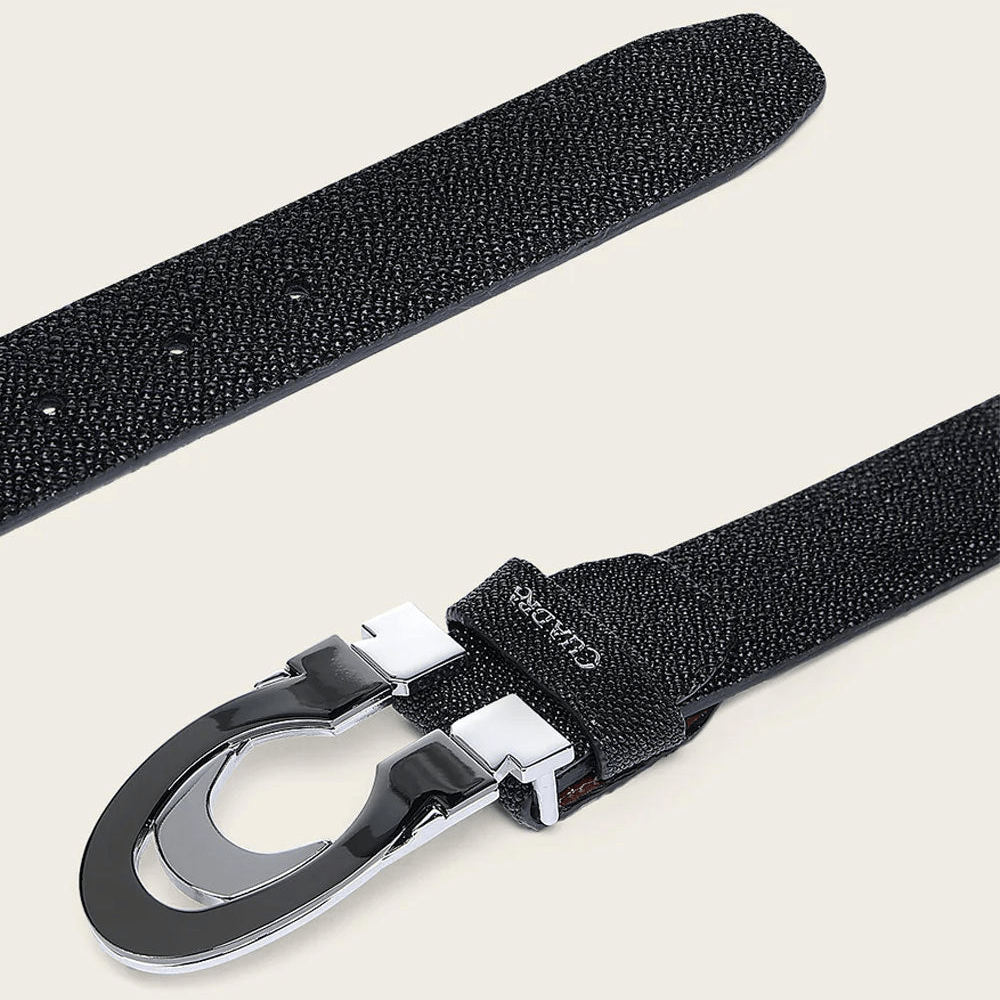 Cinturón negro con hebilla metálica plateada y diseño elegante.