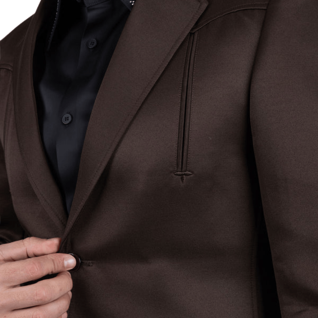 Detalle del blazer café mostrando el bolsillo y el corte frontal.