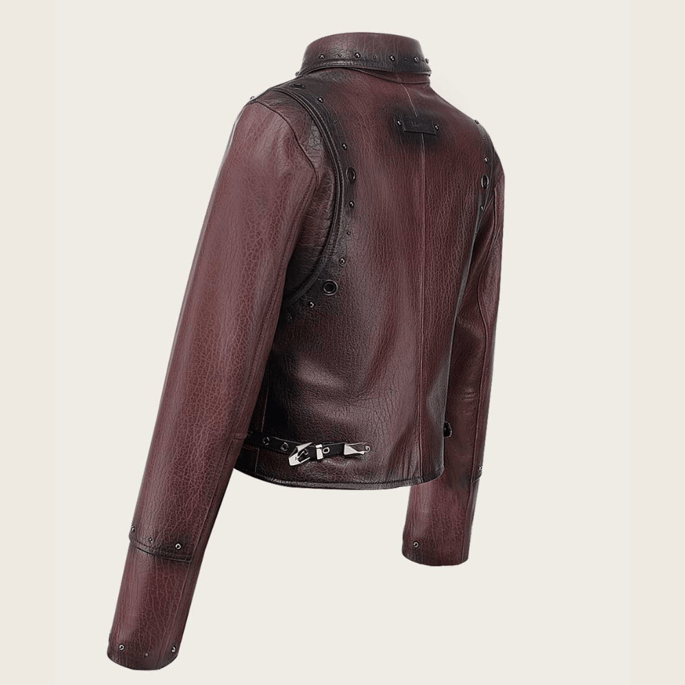 Vista trasera con hebilla decorativa en la parte baja y diseño estructurado.