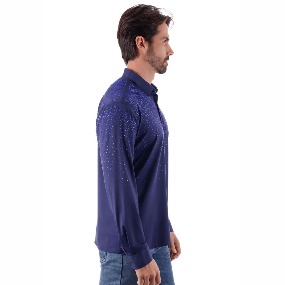 Vista lateral que muestra el corte slim-fit y el brillo sutil bajo la luz.