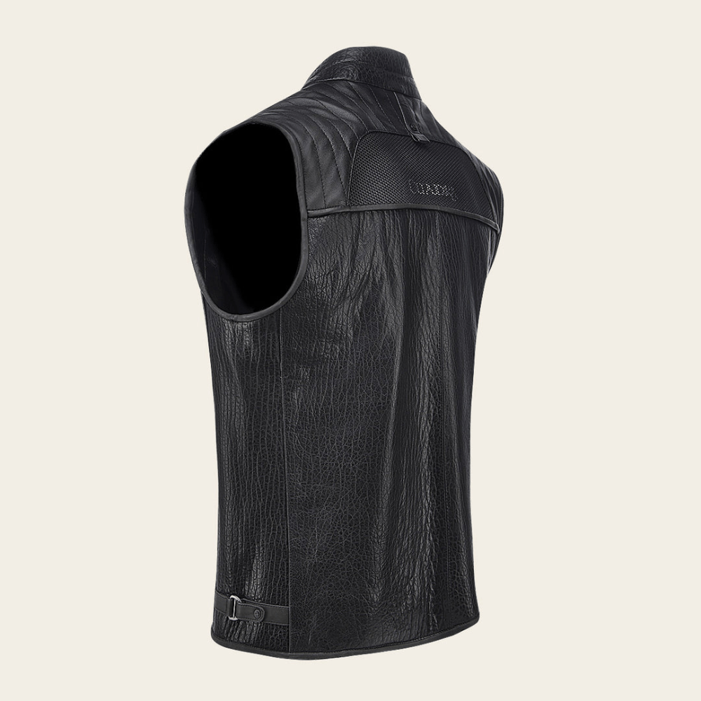 Vista trasera con aplicaciones en la parte superior y logotipo grabado.