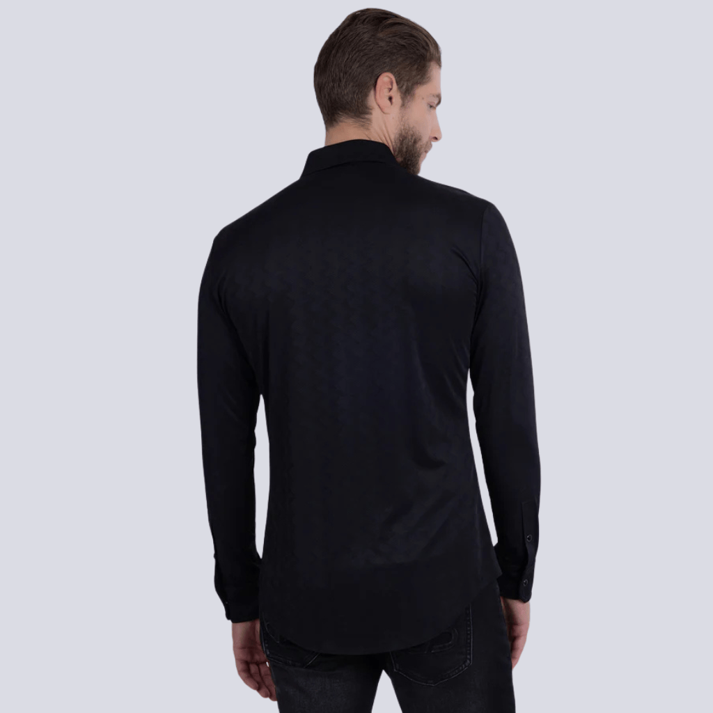 Vista trasera mostrando la caída fluida y el ajuste slim.