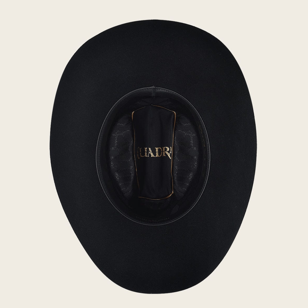 Interior del sombrero con forro y logo visible.