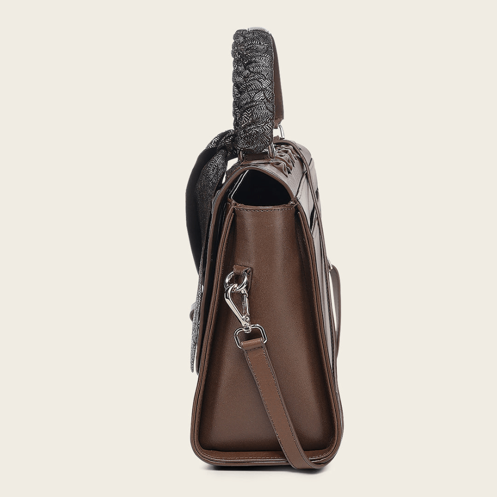 Vista lateral del bolso donde se aprecia su estructura rígida.