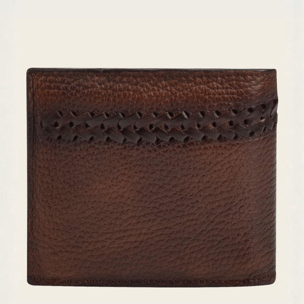 Parte trasera de la cartera en piel café con trenzado.