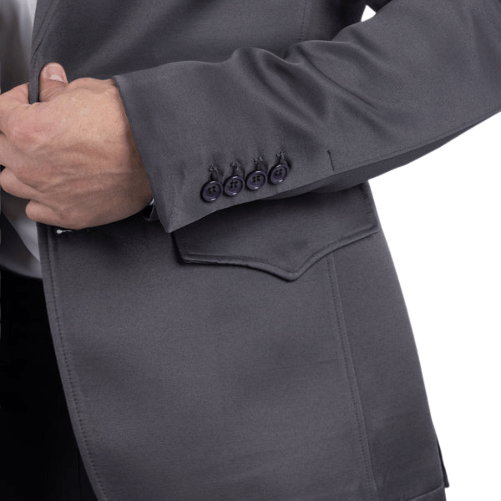 Detalle del blazer mostrando el bolsillo y el corte frontal.