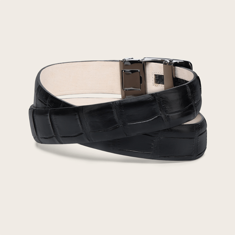 Cinto enrollado, mostrando su textura robusta y la calidad artesanal.