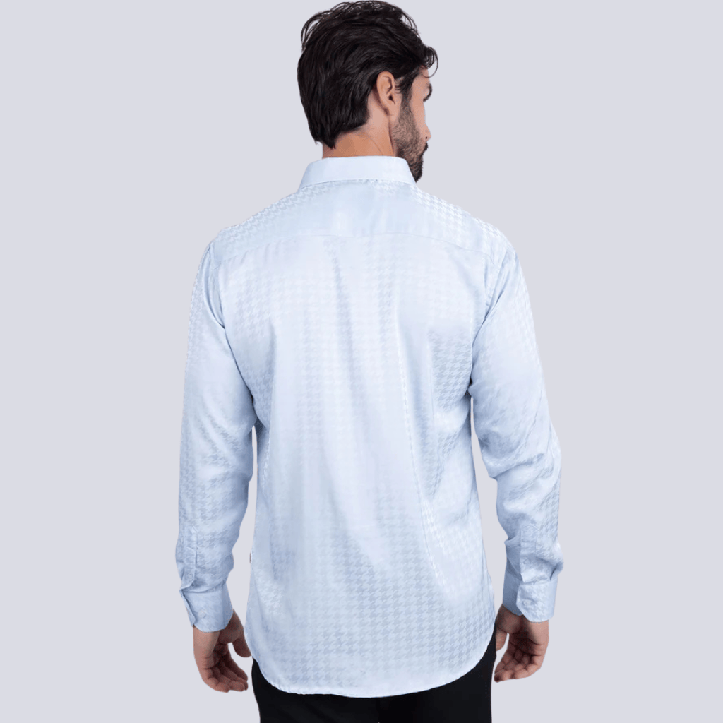Vista trasera de la camisa con caída limpia y estructura ligera.
