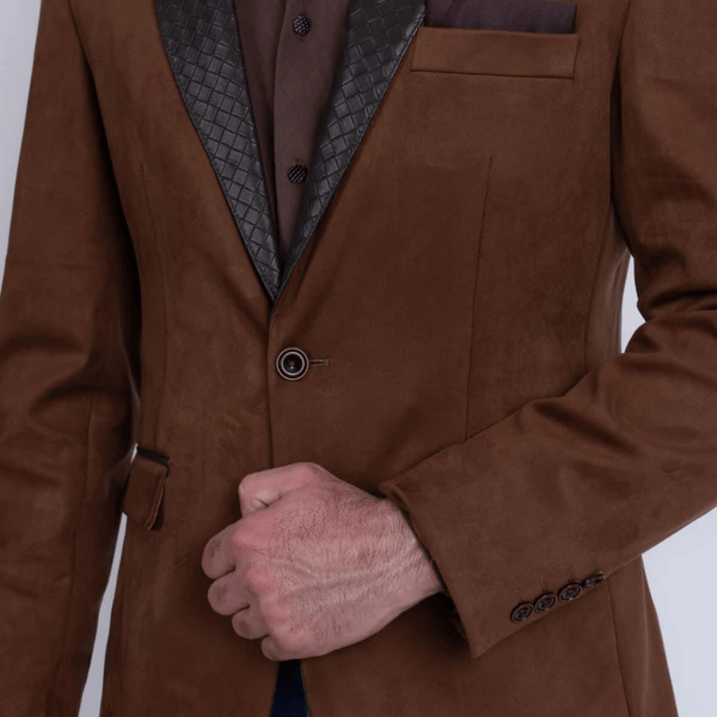 Detalle del frente con botón cerrado, resaltando el ajuste y acabado.