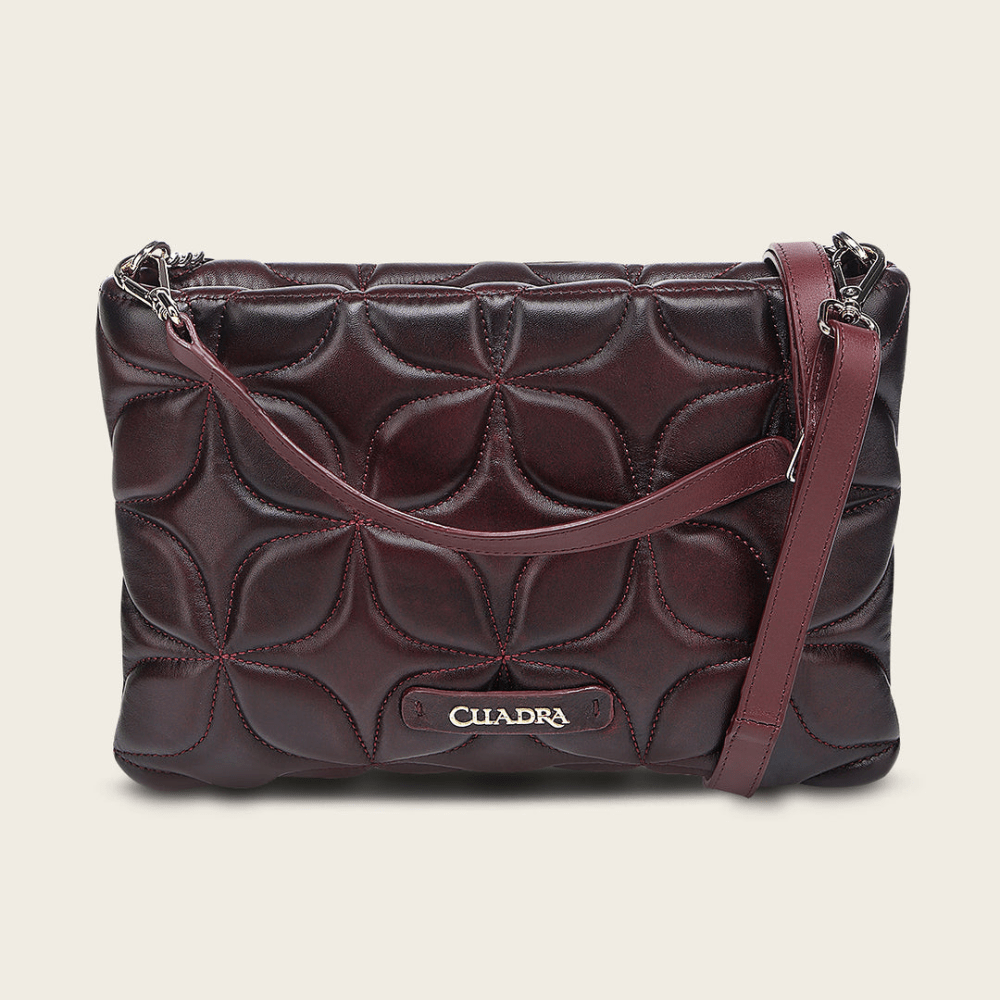 Parte trasera con logotipo metálico de Cuadra.
