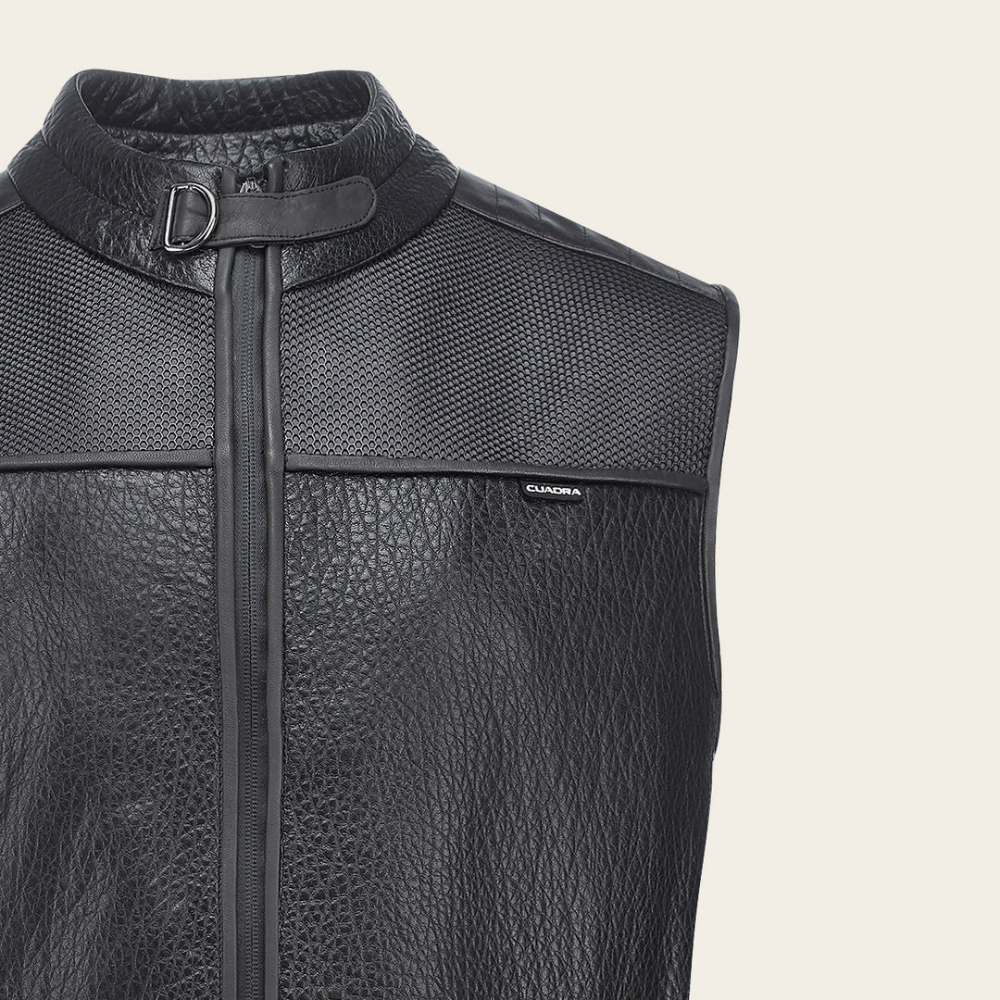 Detalle del frente superior del chaleco con textura y cierre en el cuello.