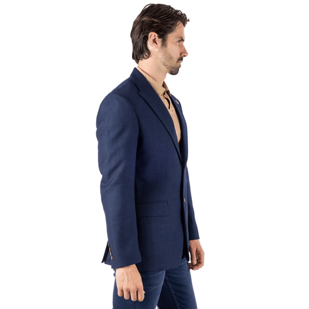 Vista lateral del blazer mostrando el ajuste estructurado.