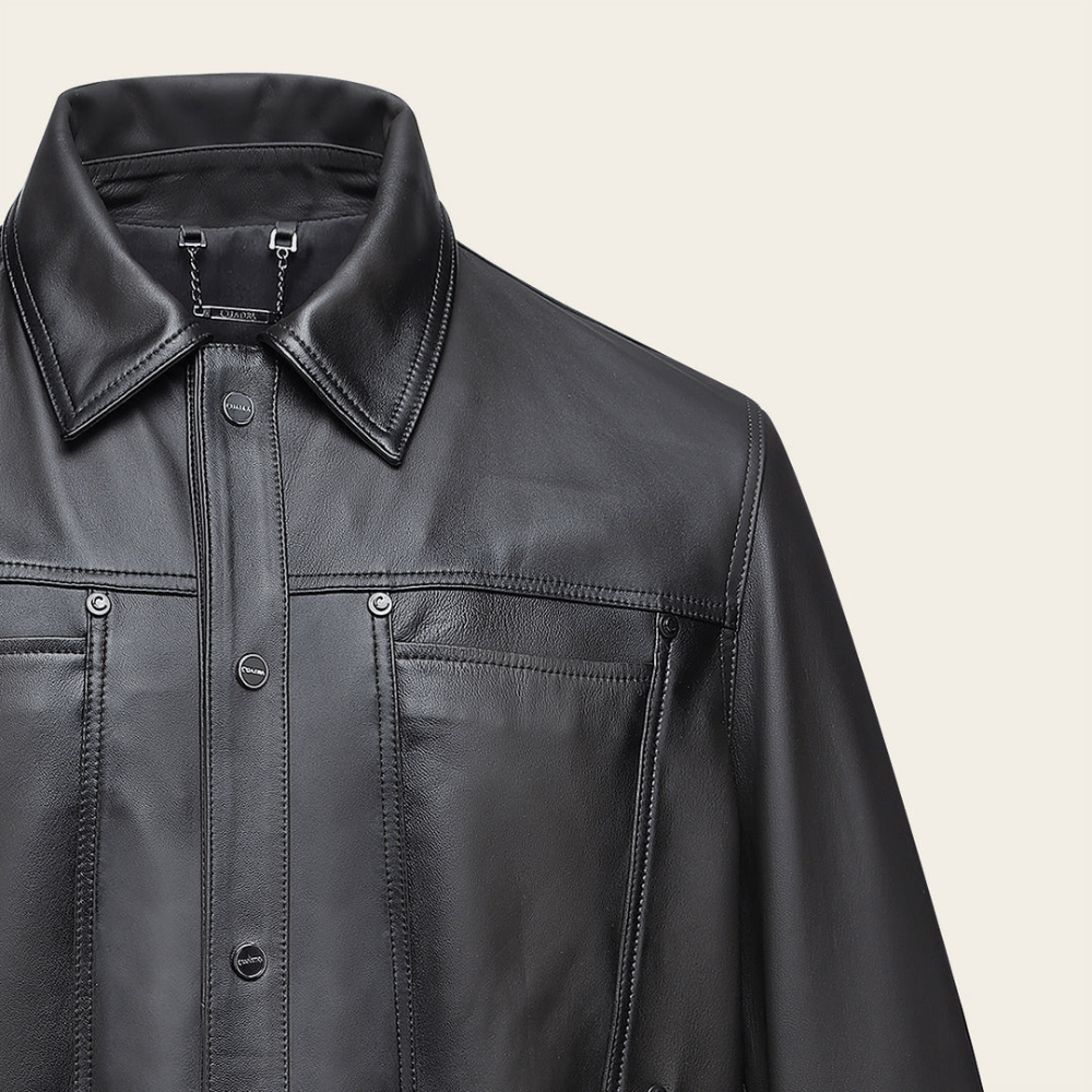 Detalle cercano del pecho y cuello, mostrando botones y acabados en piel.