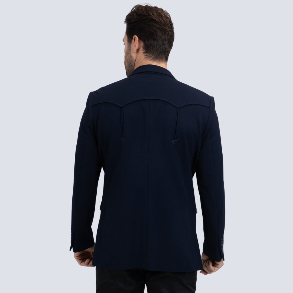 Vista trasera del saco, destacando el ajuste limpio y elegante.