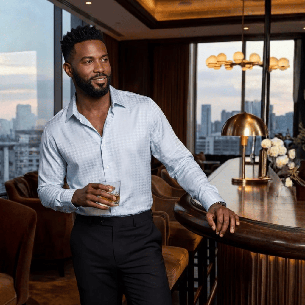 Camisa azul en ambiente interior, look elegante y versátil para ocasión social.