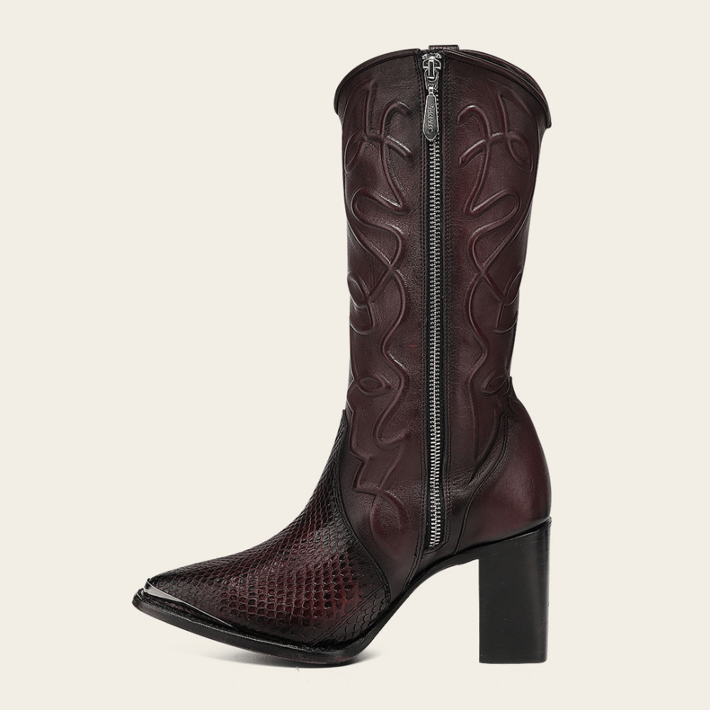 Lado interior con perfil estilizado y textura de piel contrastante.