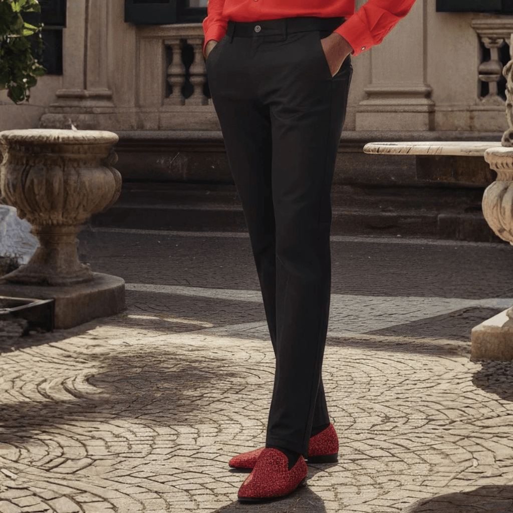 Pantalón negro en entorno exterior, look moderno con contraste de color.