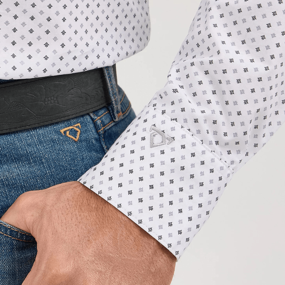 Detalle de la parte baja de la camisa mostrando el acabado del tejido.