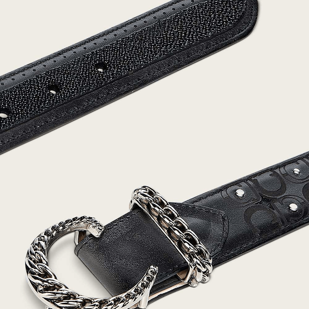 Cinturón extendido, con primer plano de la hebilla y detalles de la textura.