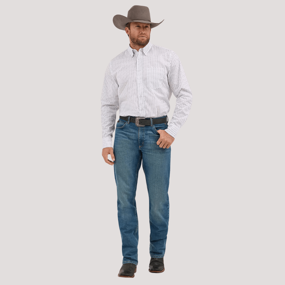 Vista completa del atuendo con jeans y cinturón, un look vaquero clásico.
